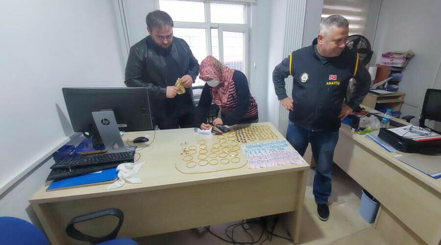 Akrabaları oyalarken hırsız 3 milyon değerindeki altın ve parasını çaldı