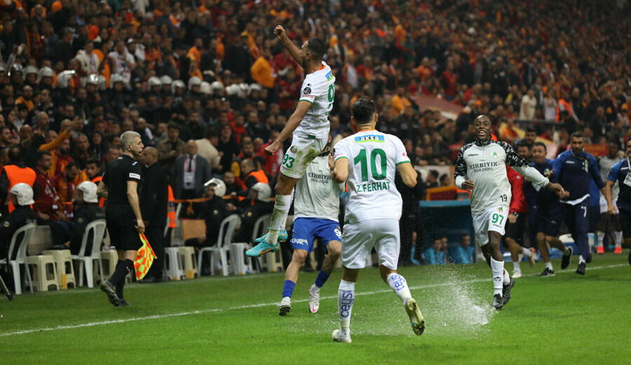 10 kişilik Aslan direnemedi! Alanyaspor Galatasaray deplasmanında 2-0'dan geri döndü!