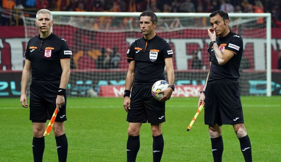 Erden Timur: "Bilerek, kasten, planlı! Galatasaray düşmanlığıyla bilinen (Ali Palabıyık) bir hakemi bu maça atadılar" Erden Timur: "Bilerek, kasten, planlı! Galatasaray düşmanlığıyla bilinen (Ali Palabıyık) bir hakemi bu maça atadılar"
