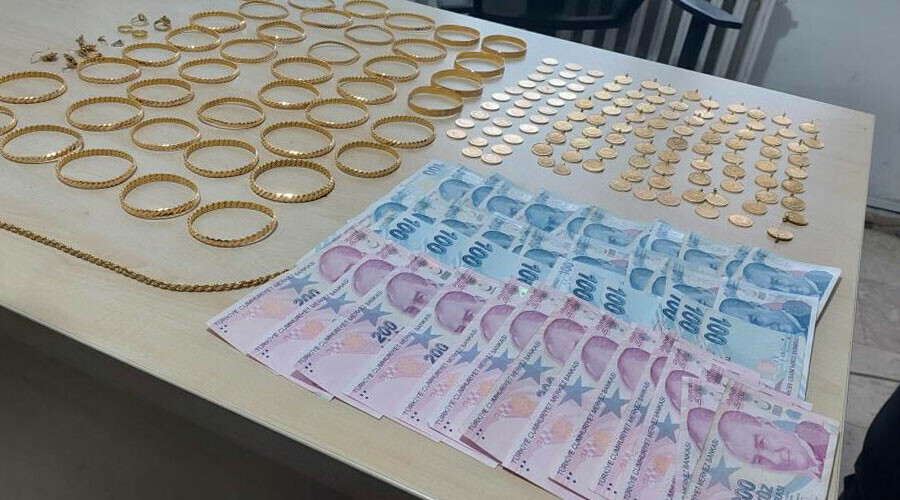 Akrabaları oyalarken hırsız 3 milyon değerindeki altın ve parasını çaldı