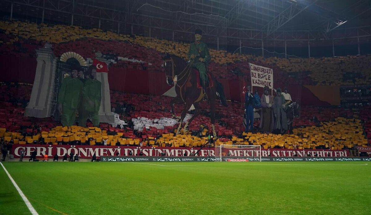 Galatasaray tribünlerinde Cumhuriyet'in 100. yılına özel 3 boyutlu koreografi Galatasaray tribünlerinde Cumhuriyet'in 100. yılına özel 3 boyutlu koreografi