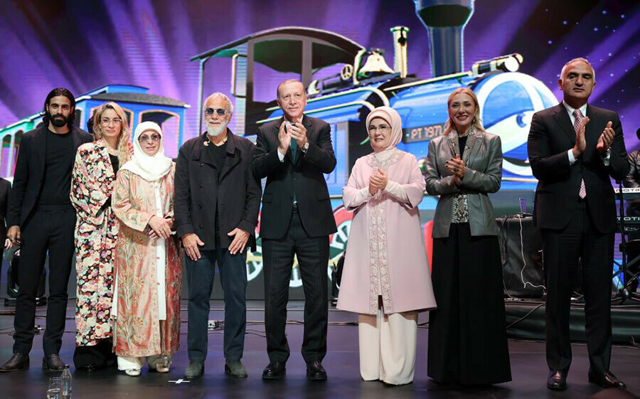 Yusuf İslam, konserine gelen Cumhurbaşkanı Erdoğan'a gitar hediye etti Yusuf İslam, konserine gelen Cumhurbaşkanı Erdoğan'a gitar hediye etti