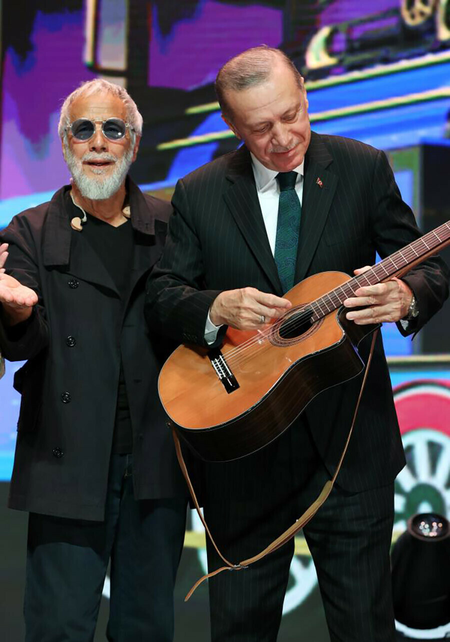 Yusuf İslam, konserine gelen Cumhurbaşkanı Erdoğan'a gitar hediye etti Yusuf İslam, konserine gelen Cumhurbaşkanı Erdoğan'a gitar hediye etti