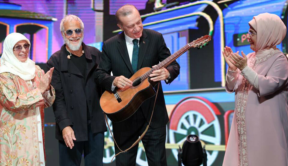 Yusuf İslam, konserine gelen Cumhurbaşkanı Erdoğan'a gitar hediye etti Yusuf İslam, konserine gelen Cumhurbaşkanı Erdoğan'a gitar hediye etti