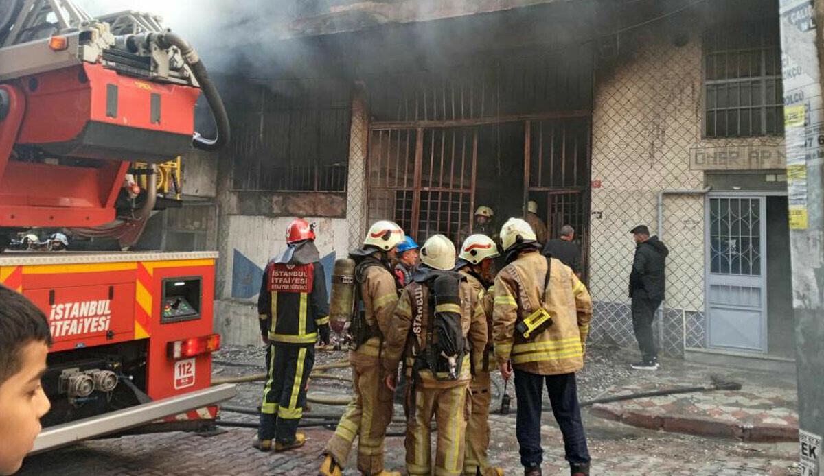Sultangazi'de iş yerinde yangın! Gözyaşları içinde çaresizce ekmek teknesinin yanışını izledi Sultangazi'de iş yerinde yangın! Gözyaşları içinde çaresizce ekmek teknesinin yanışını izledi