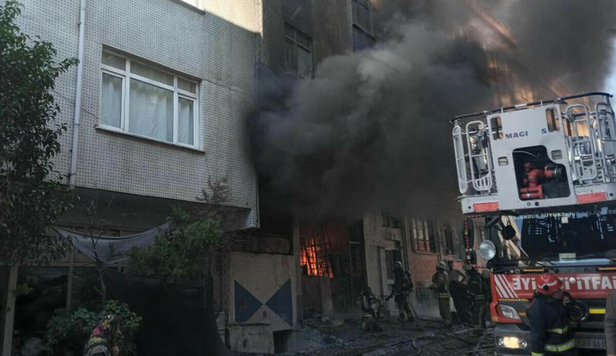 Sultangazi'de iş yerinde yangın! Gözyaşları içinde çaresizce ekmek teknesinin yanışını izledi Sultangazi'de iş yerinde yangın! Gözyaşları içinde çaresizce ekmek teknesinin yanışını izledi