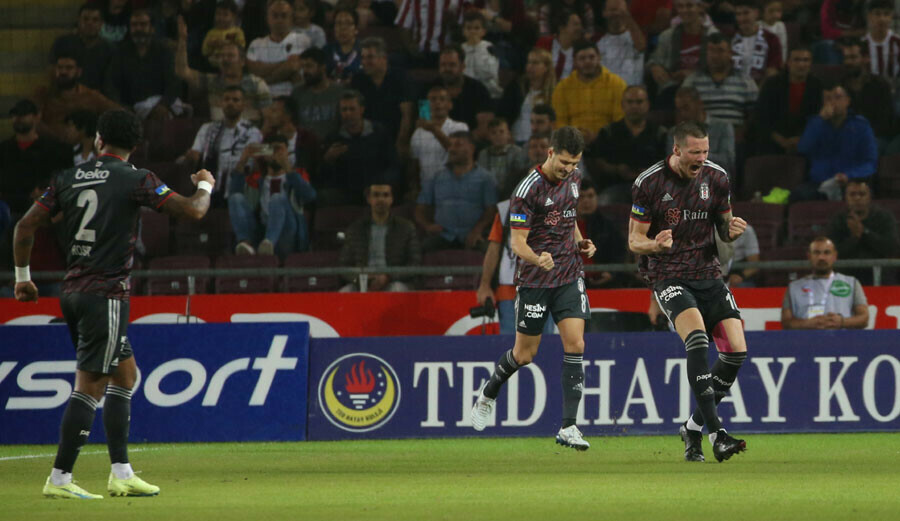 Beşiktaş 0-1 önde başladığı Hatayspor deplasmanında 2-1 mağlup oldu, gözler yönetime çevrildi Beşiktaş 0-1 önde başladığı Hatayspor deplasmanında 2-1 mağlup oldu, gözler yönetime çevrildi