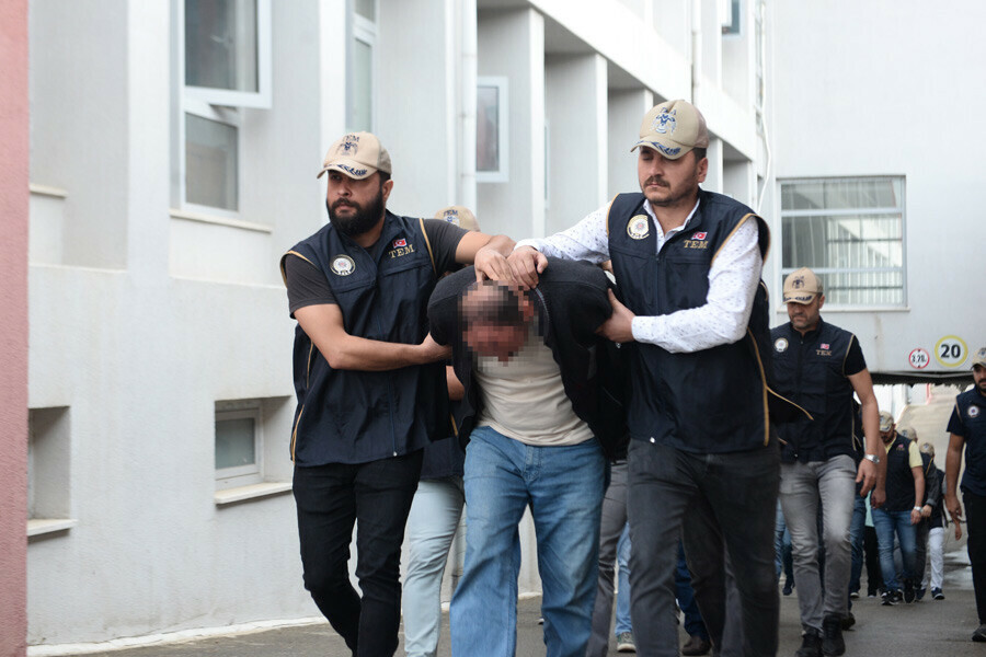 Hücre evlerini darphaneye çevirmişler! Adana'da FETÖ'cülerden servet çıktı