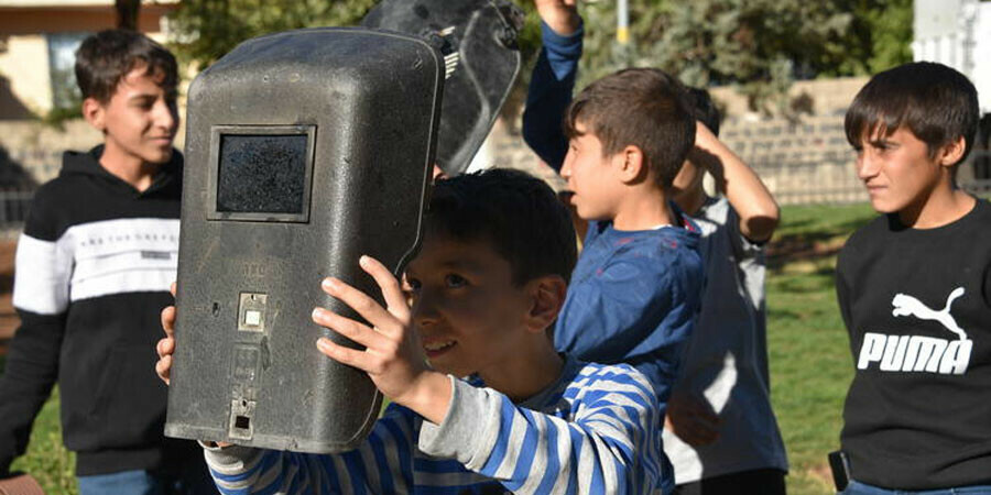 Şanlıurfa'da renkli görüntüler:  Güneş tutulmasını kaynak maskesiyle izlediler