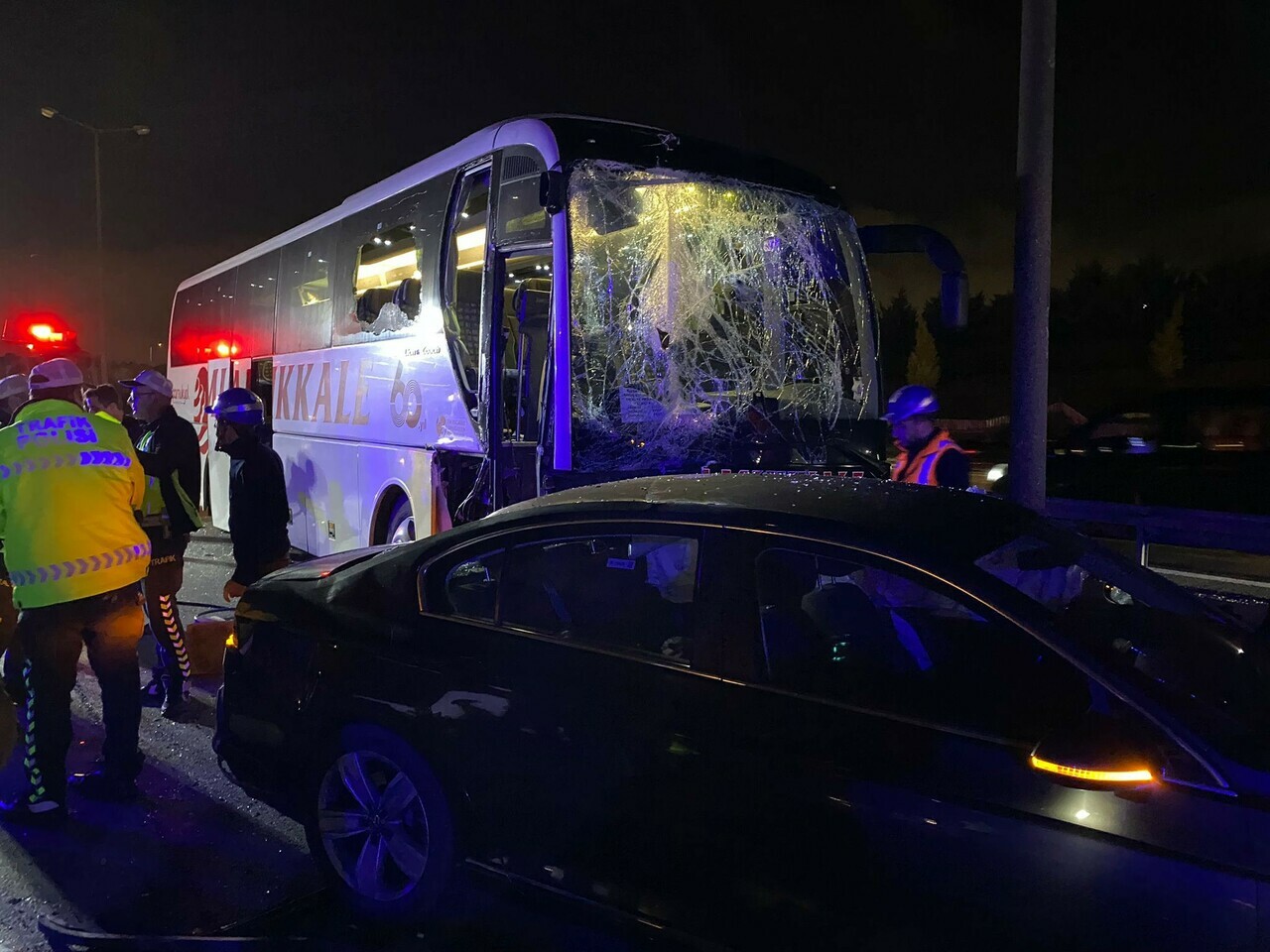 Sancaktepe'de yolcu otobüsü zincirleme kazaya karıştı! Sancaktepe'de yolcu otobüsü zincirleme kazaya karıştı!