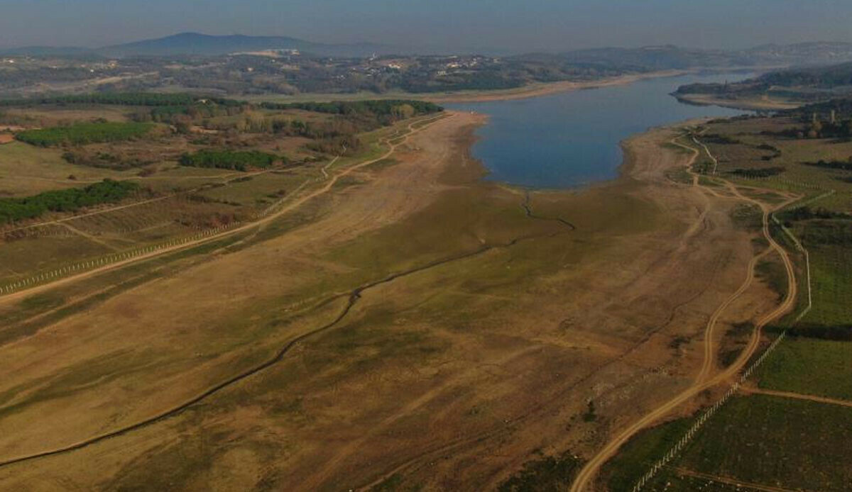 İstanbul barajlarında kırmızı alarm! Sular metrelerce çekildi, bölgede otomobiller dolaşmaya başladı