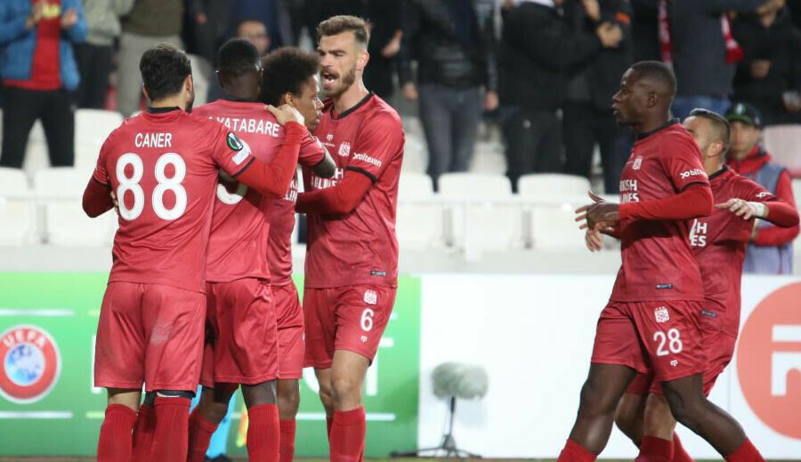 Helal olsun Yiğido'm! Sivasspor CFR Cluj'u 3-0'la geçip gruptan çıkmayı başardı Helal olsun Yiğido'm! Sivasspor CFR Cluj'u 3-0'la geçip gruptan çıkmayı başardı