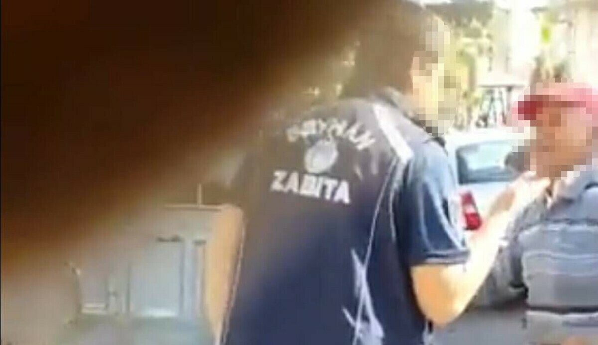 Zabıtadan seyyar satıcıya dayağa uzaklaştırma Zabıtadan seyyar satıcıya dayağa uzaklaştırma