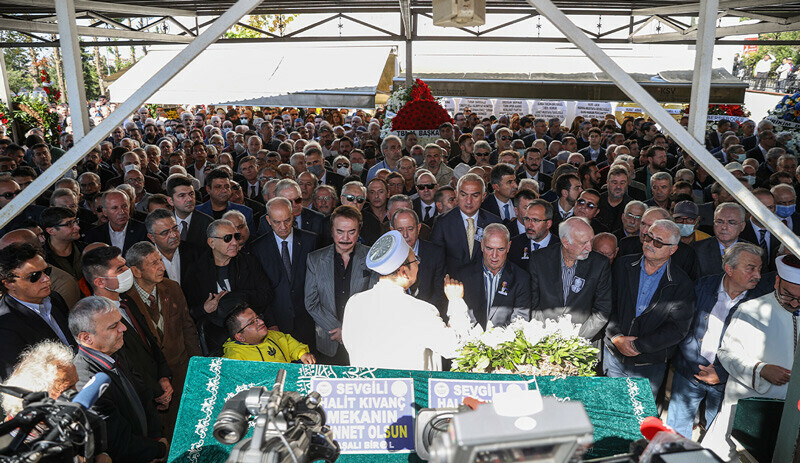 Halit Kıvanç’ın oğlundan Orhan Gencebay’a cenaze tepkisi: “Önde saf tutup gözüktüler, gittiler” Halit Kıvanç’ın oğlundan Orhan Gencebay’a cenaze tepkisi: “Önde saf tutup gözüktüler, gittiler”