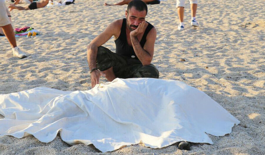 Antalya'da denize giren eşek boğuldu, sahibi suni teneffüs yaparak kurtarmaya çalıştı