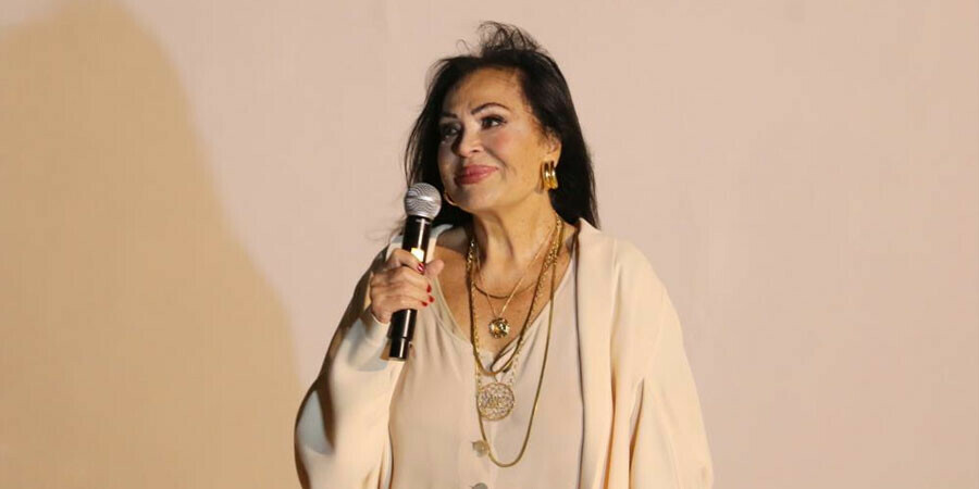 Yeşilçam'ın sultanı Türkan Şoray, açık hava sinemasında sevenleriyle rol aldığı filmi izledi