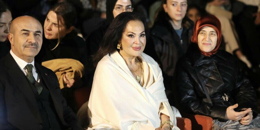 Yeşilçam'ın sultanı Türkan Şoray, açık hava sinemasında sevenleriyle rol aldığı filmi izledi