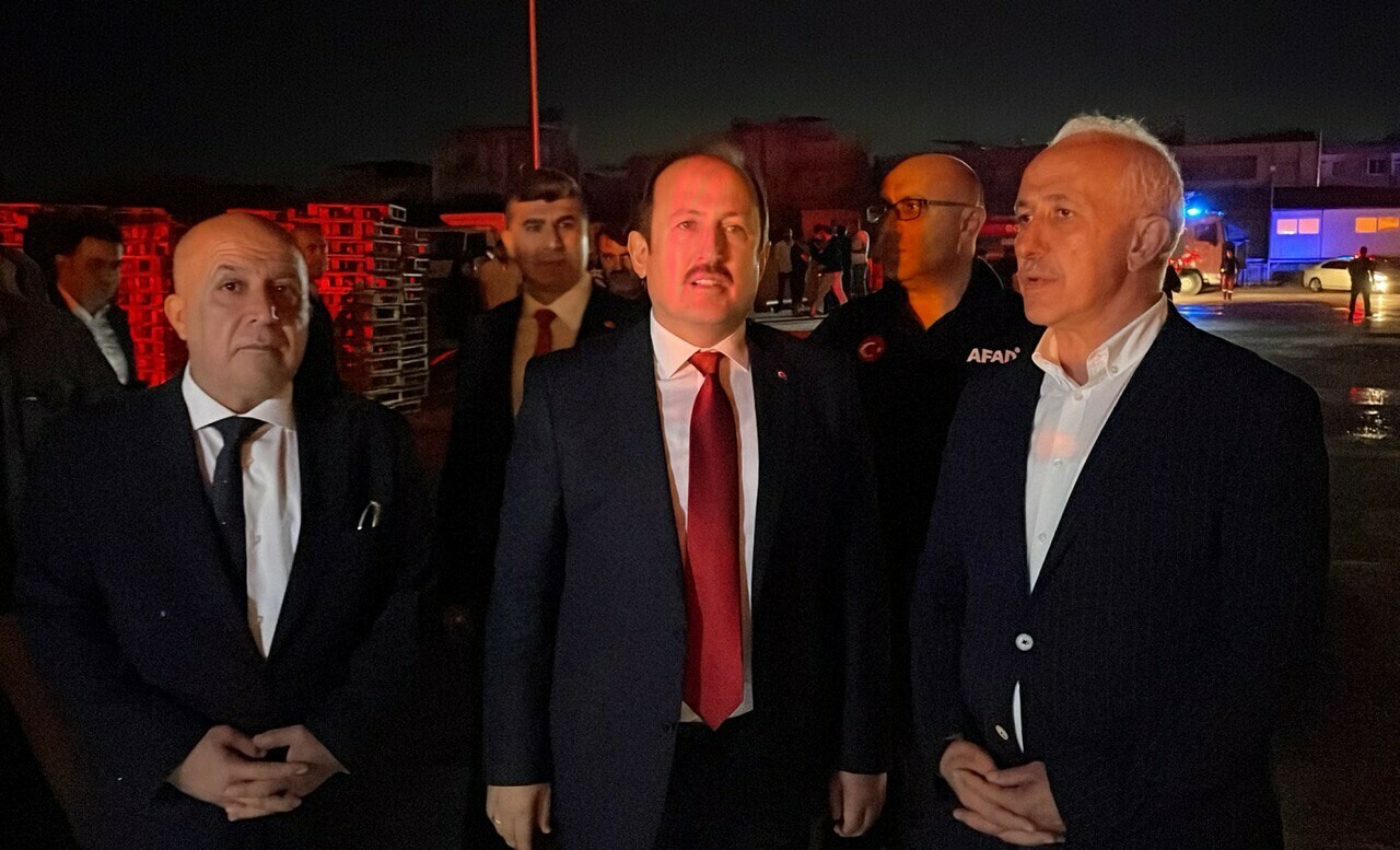 Mersin'de palet fabrikasında yangın çıktı, alevler büyüyor Mersin'de palet fabrikasında yangın çıktı, alevler büyüyor