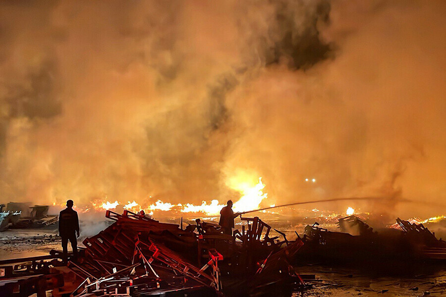 Mersin'de palet fabrikasında yangın çıktı, alevler büyüyor Mersin'de palet fabrikasında yangın çıktı, alevler büyüyor