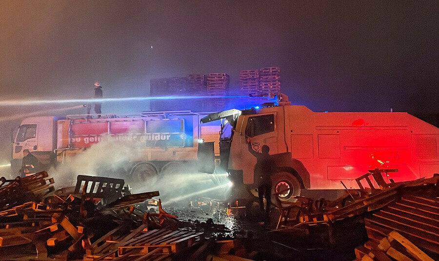 Mersin'de palet fabrikasında yangın çıktı, alevler büyüyor Mersin'de palet fabrikasında yangın çıktı, alevler büyüyor