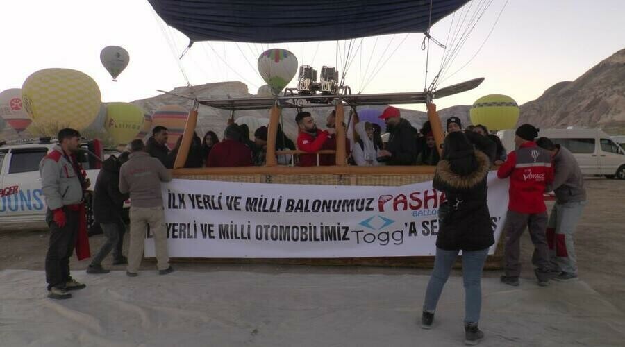 Pankart açtılar, 100 feet yükseklikten TOGG’a selam gönderdiler Pankart açtılar, 100 feet yükseklikten TOGG’a selam gönderdiler