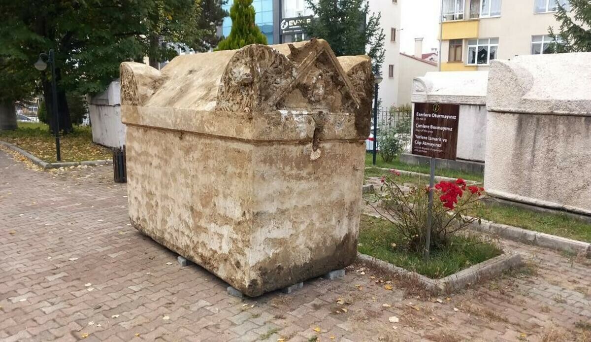 İnşaat kazısında tesadüfen Roma dönemine ait lahit bulundu