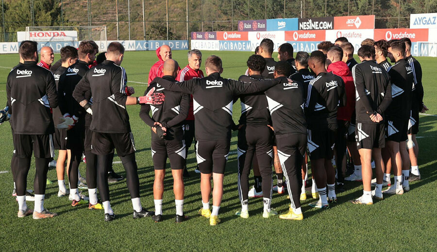 Şenol Güneş'in Beşiktaş'ın başındaki 200. maçı! Ümraniyespor kamp kadrosu belli oldu Şenol Güneş'in Beşiktaş'ın başındaki 200. maçı! Ümraniyespor kamp kadrosu belli oldu