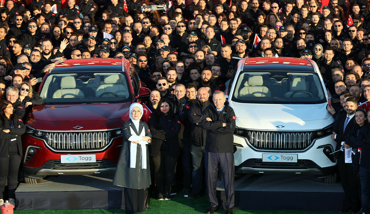 <p>Şirket, fikrî mülkiyet haklarına sahip olduğu ilk otomobil bugün banttan iniyor.</p>