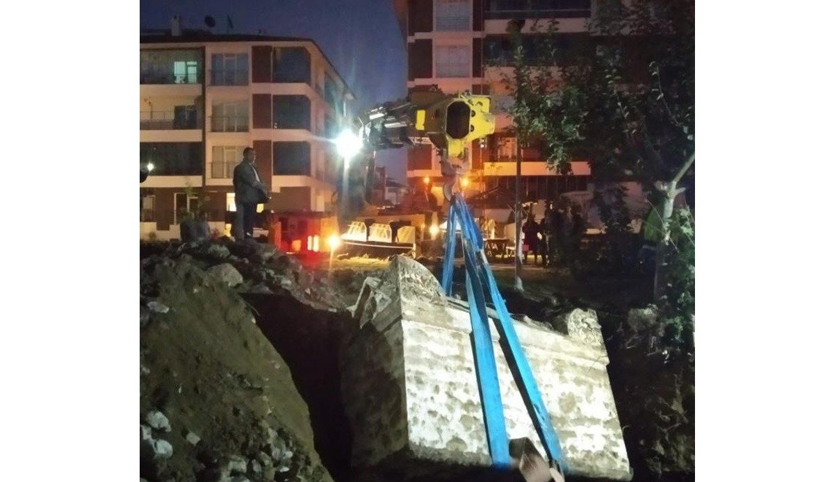 İnşaat kazısında tesadüfen Roma dönemine ait lahit bulundu İnşaat kazısında tesadüfen Roma dönemine ait lahit bulundu