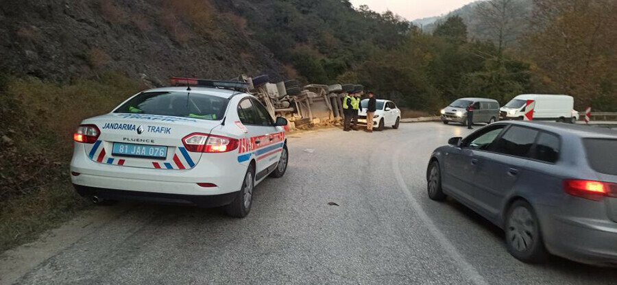 Düzce'de feci kaza! Küçük kızın kopan parmağı için seferber oldular