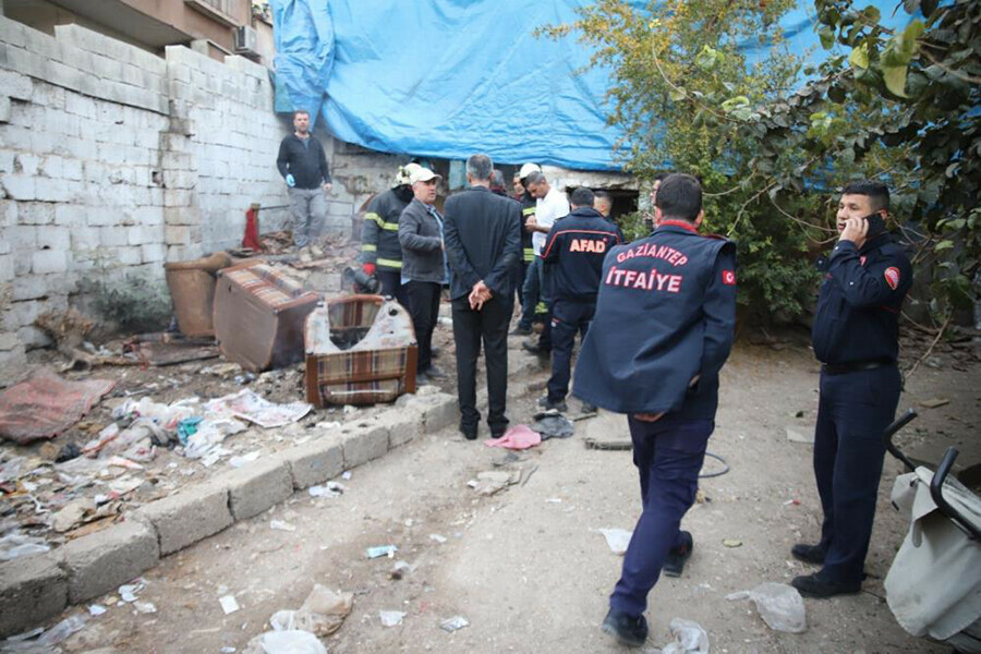 Gaziantep'te bir evde patlama oldu, yaralananlar var Gaziantep'te bir evde patlama oldu, yaralananlar var