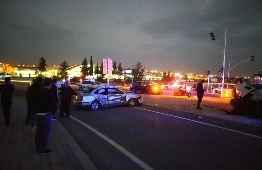 Gaziantep'te işçi servisi araba ile çarpıştı, ölü ve çok sayıda yaralı var Gaziantep'te işçi servisi araba ile çarpıştı, ölü ve çok sayıda yaralı var