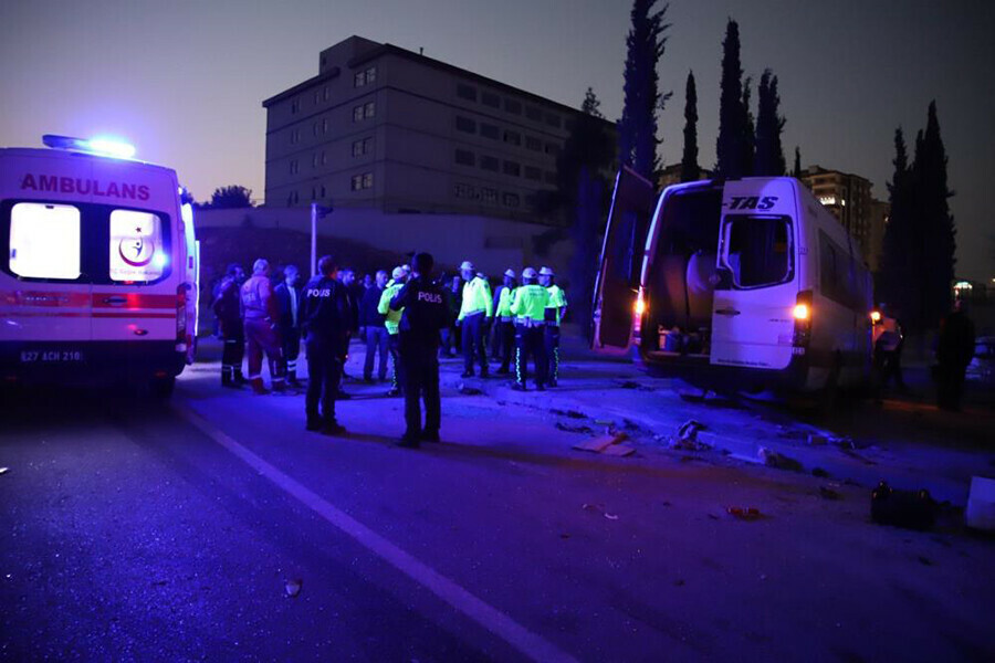 Gaziantep'te işçi servisi araba ile çarpıştı, ölü ve çok sayıda yaralı var Gaziantep'te işçi servisi araba ile çarpıştı, ölü ve çok sayıda yaralı var