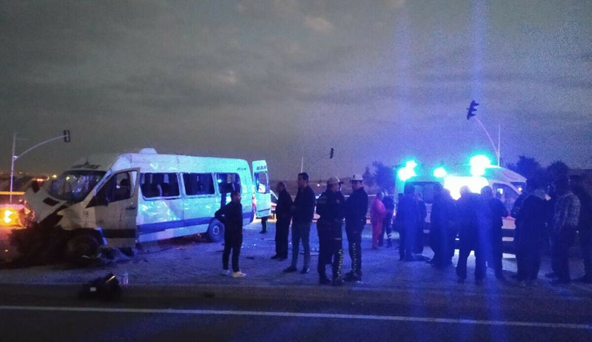 Gaziantep'te işçi servisi araba ile çarpıştı, ölü ve çok sayıda yaralı var Gaziantep'te işçi servisi araba ile çarpıştı, ölü ve çok sayıda yaralı var