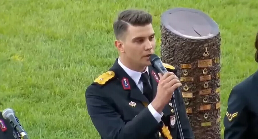 Sesini duyan Tarkan sandı, genç teğmen sosyal medyayı salladı