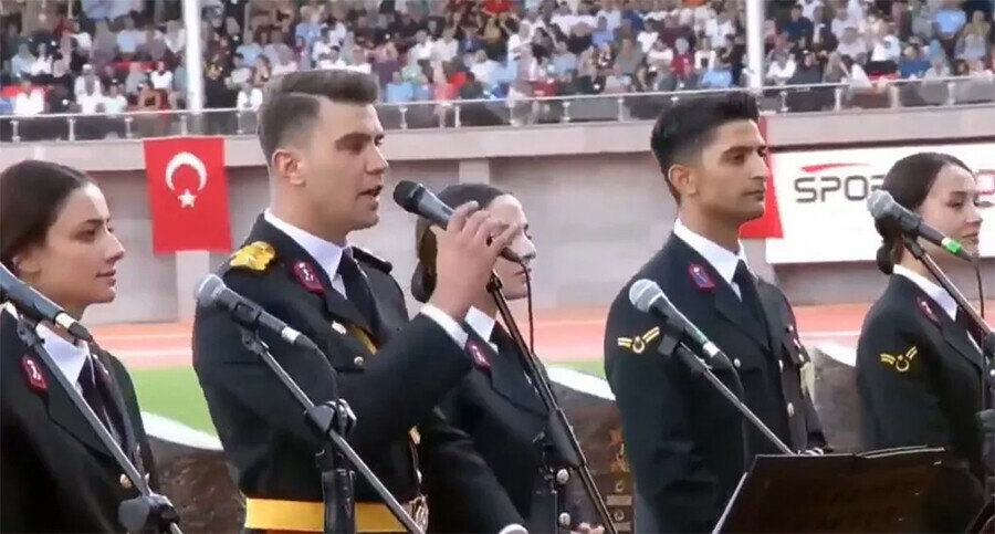 Sesini duyan Tarkan sandı, genç teğmen sosyal medyayı salladı