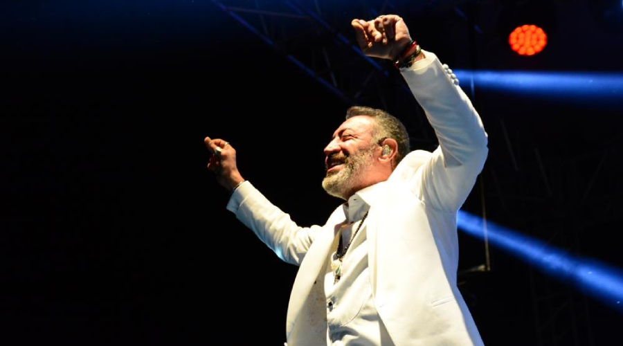 Ünlü sanatçı sahnede hayali düğününü yaptı: “Oynamayan taş olsun”