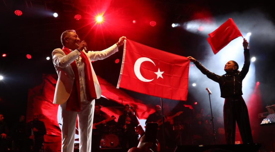 Ünlü sanatçı sahnede hayali düğününü yaptı: “Oynamayan taş olsun”