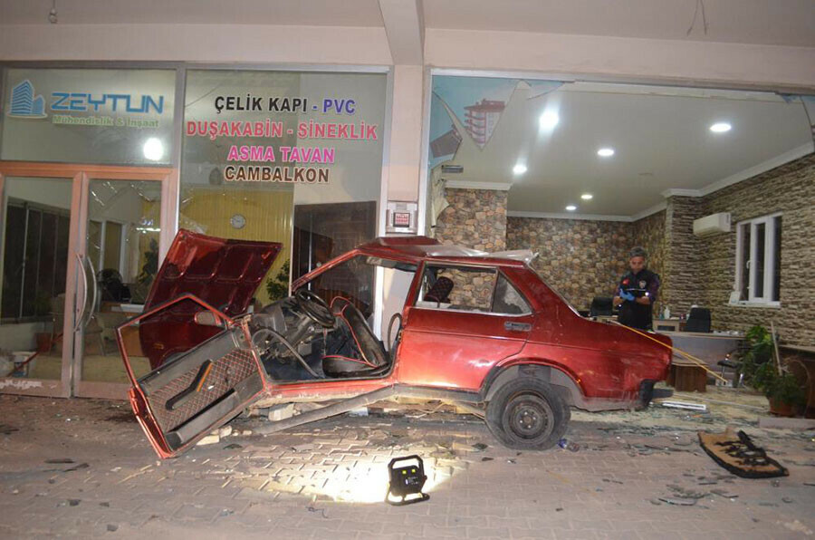 Kahramanmaraş'ta dehşet! Araba iş yerine daldı, ölü ve yaralılar var