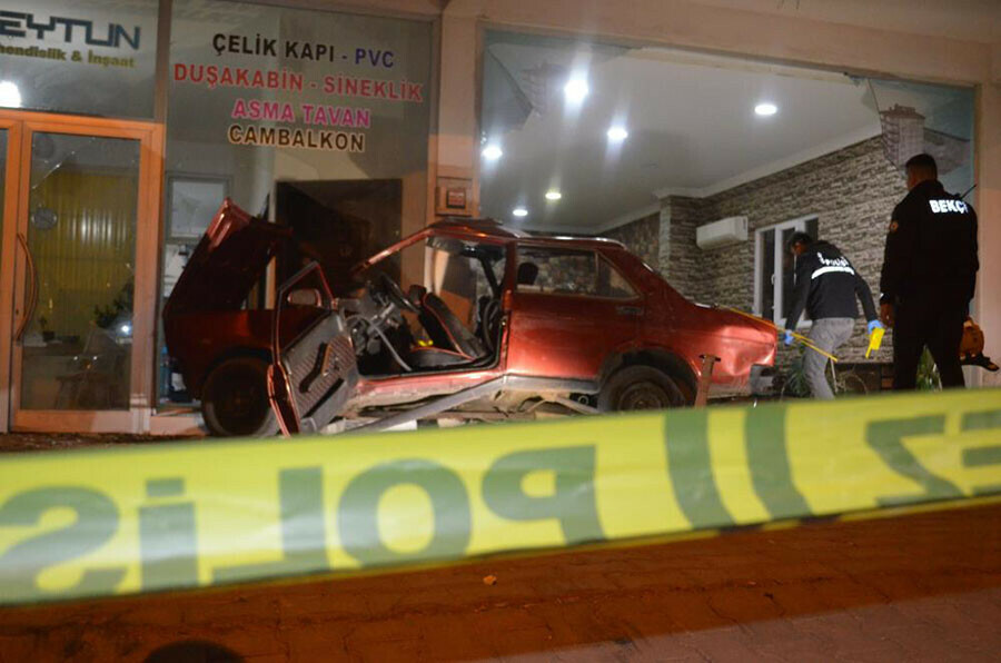 Kahramanmaraş'ta dehşet! Araba iş yerine daldı, ölü ve yaralılar var