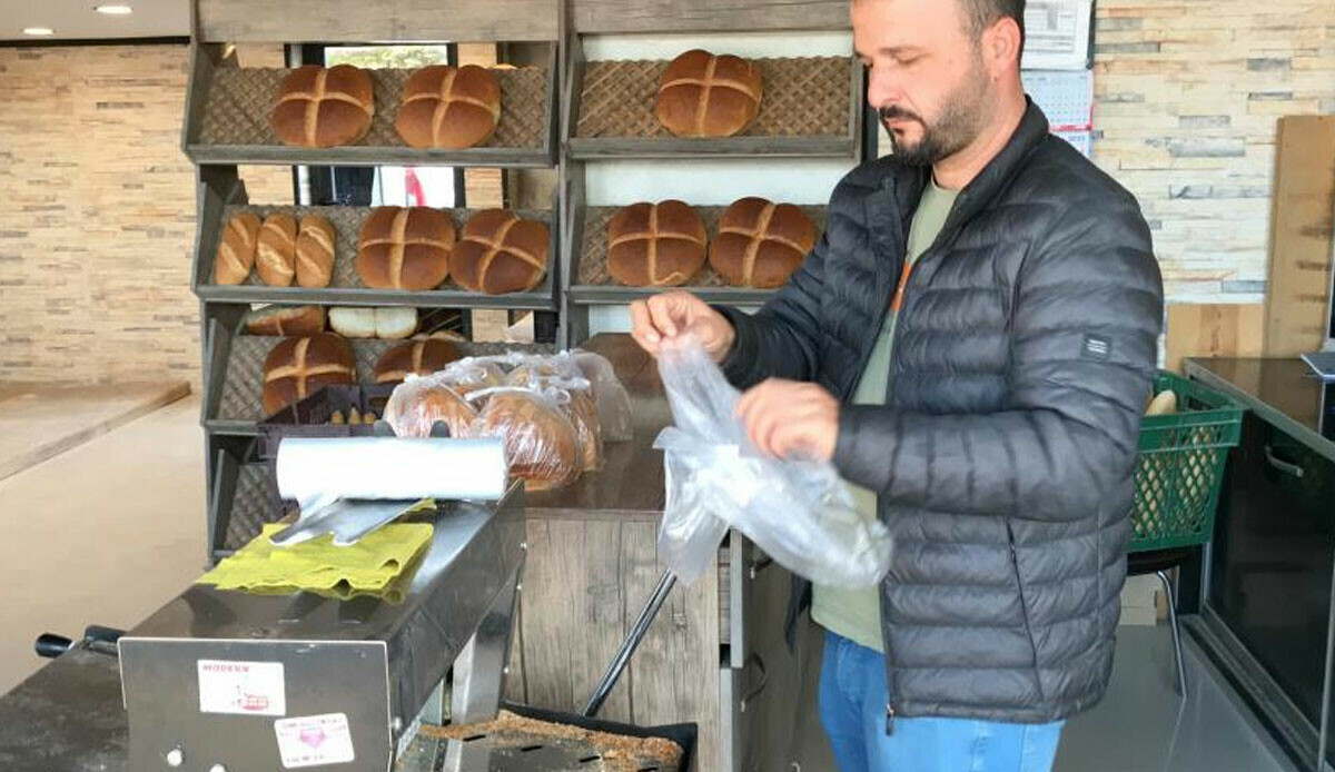 Hayırsever çift veresiye defterini kapatmak istedi fırıncı engel oldu: Nedenini öğrenince teşekkür ettiler Hayırsever çift veresiye defterini kapatmak istedi fırıncı engel oldu: Nedenini öğrenince teşekkür ettiler