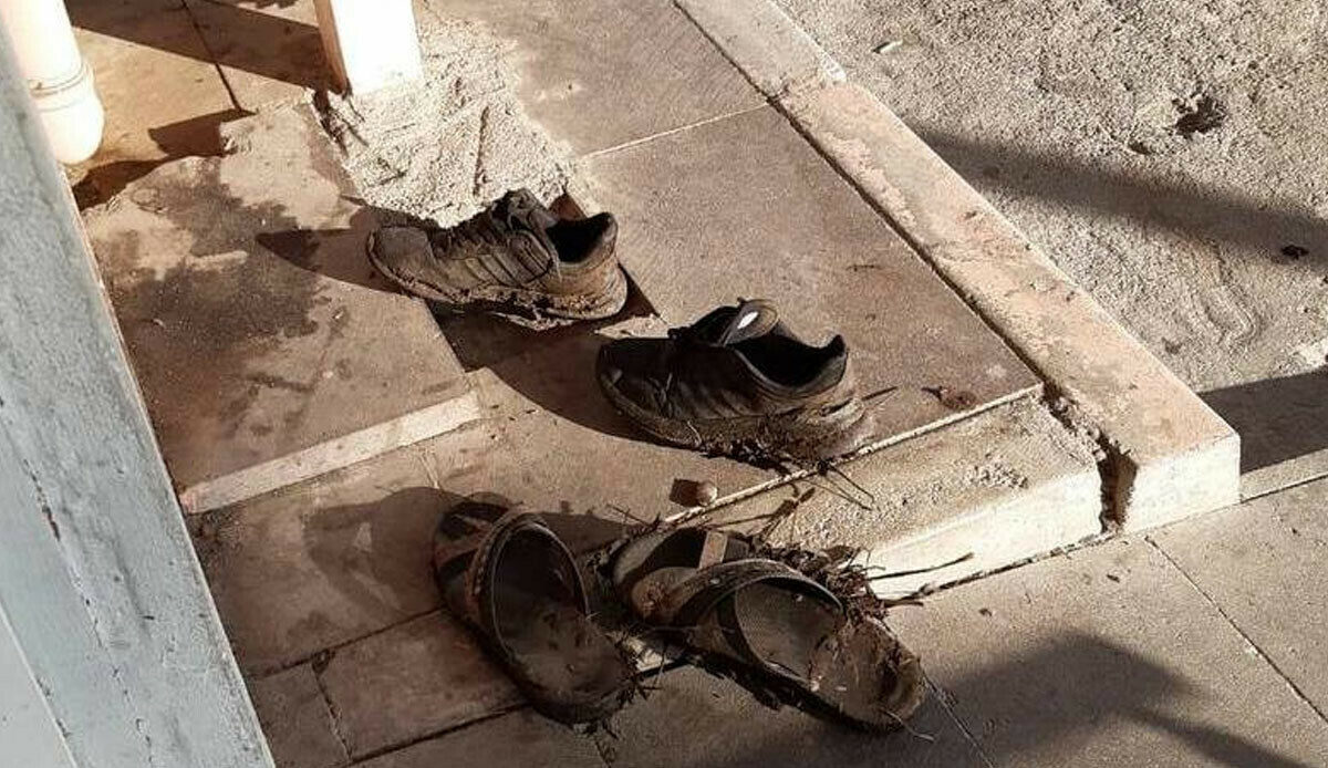 Hastanede yürek ısıtan anlar: Acil servis kirlenmesin diye çamurlu ayakkabılarını çıkarıp girdiler Hastanede yürek ısıtan anlar: Acil servis kirlenmesin diye çamurlu ayakkabılarını çıkarıp girdiler
