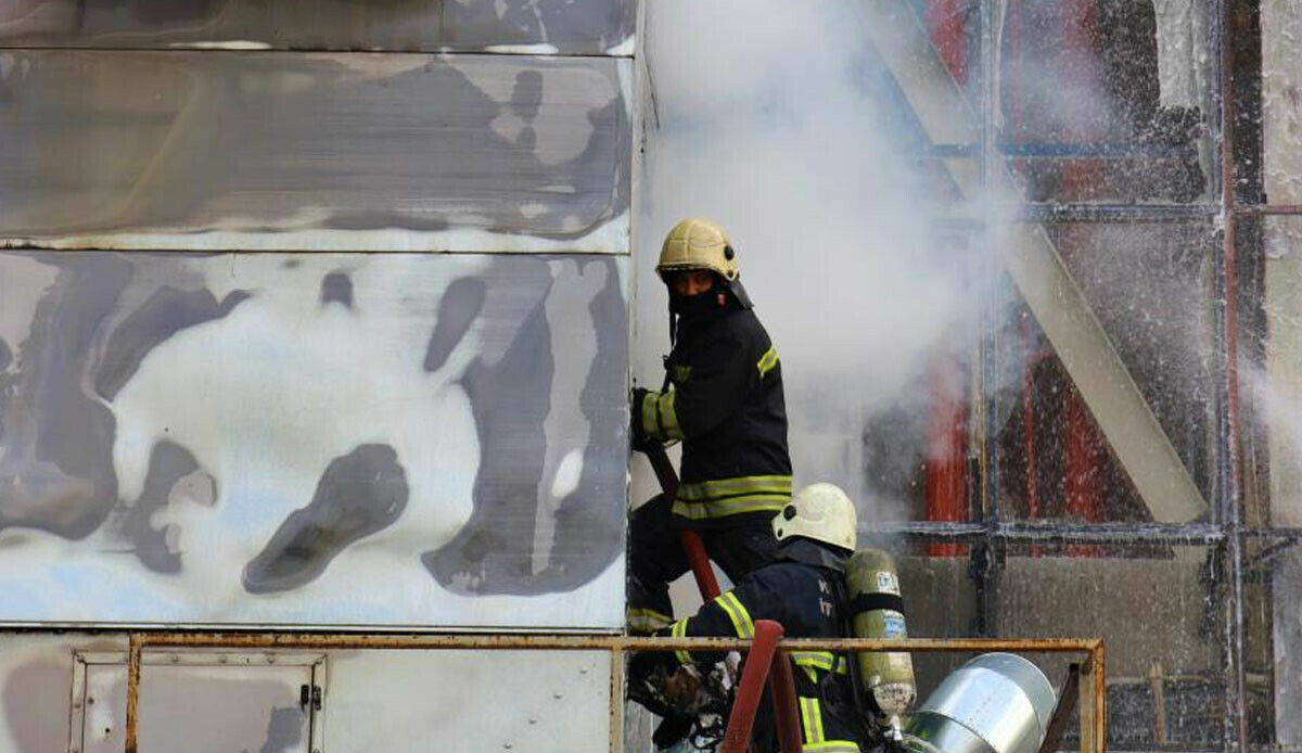 Kocaeli'de panik anlar! Mobilya imalathanesinde korkutan yangın