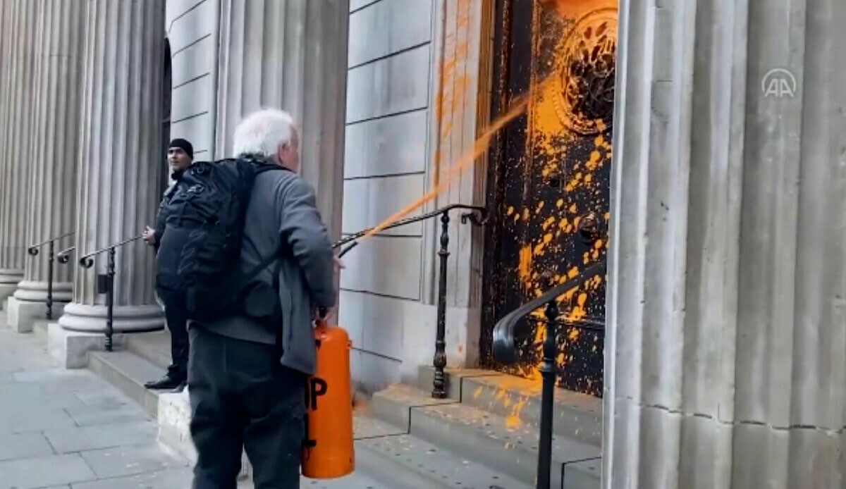 Çevre aktivistleri bu defa Londra’yı hedef aldı: 'Turuncu' saldırı Çevre aktivistleri bu defa Londra’yı hedef aldı: 'Turuncu' saldırı
