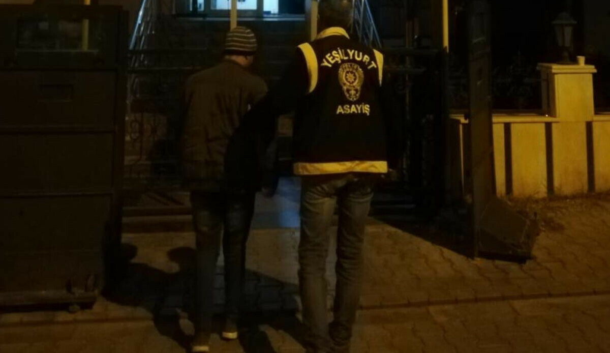 1,5 aylık kızını parkta ölüme terk etti! 1,5 aylık kızını parkta ölüme terk etti!