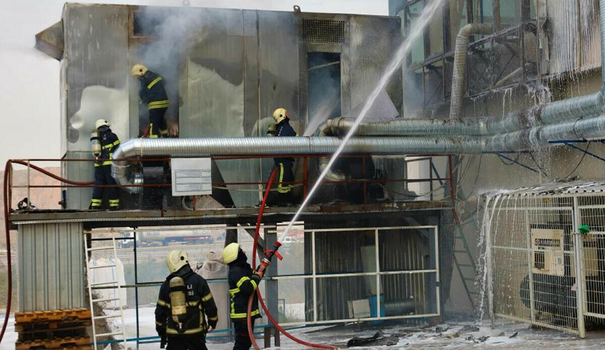 Kocaeli'de panik anlar! Mobilya imalathanesinde korkutan yangın
