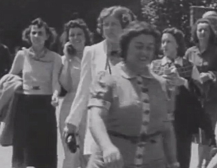 1938 tarihli videodan şoke eden detay! Sosyal medyanın gündemine oturdu: Elinde telefonla konuşan kadın gerçek mi? 1938 tarihli videodan şoke eden detay! Sosyal medyanın gündemine oturdu: Elinde telefonla konuşan kadın gerçek mi?
