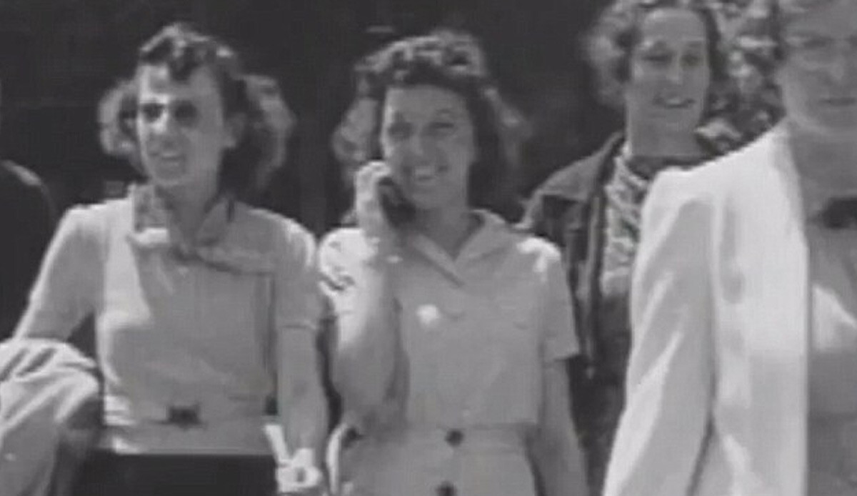 1938 tarihli videodan şoke eden detay! Sosyal medyanın gündemine oturdu: Elinde telefonla konuşan kadın gerçek mi? 1938 tarihli videodan şoke eden detay! Sosyal medyanın gündemine oturdu: Elinde telefonla konuşan kadın gerçek mi?