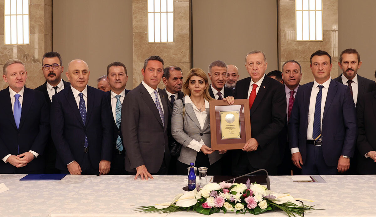 "Cumhuriyet'imizin 100. yılına futbolda çok güçlü bir şekilde girmeyi hedefliyoruz" "Cumhuriyet'imizin 100. yılına futbolda çok güçlü bir şekilde girmeyi hedefliyoruz"