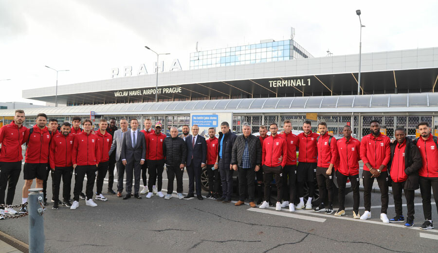 Sivasspor liderlik için Prag'da, Rıza Çalımbay'ın gözü Fenerbahçe maçında! Sivasspor liderlik için Prag'da, Rıza Çalımbay'ın gözü Fenerbahçe maçında!